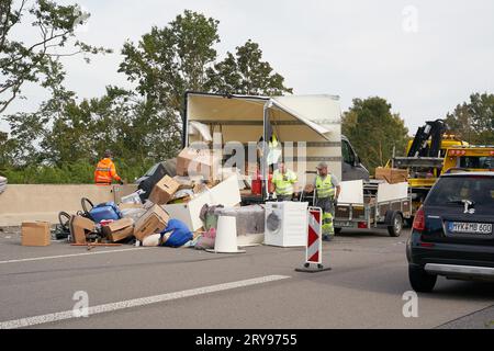 Les secouristes récupèrent le chargement d'un petit camion sur la chaussée de l'autoroute A48 dans la zone de l'échangeur de Coblence après la collision Banque D'Images