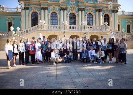 Kiev, Ukraine. 29 septembre 2023. Le président ukrainien Volodymyr Zelenskyy est pour une photo de groupe avec des enseignants et des étudiants après avoir remis des prix en l'honneur de la prochaine Journée des éducateurs lors d'une cérémonie sur la place de la Constitution, le 29 septembre 2023 à Kiev, en Ukraine. Crédit : Présidence ukrainienne/Bureau de presse présidentiel ukrainien/Alamy Live News Banque D'Images