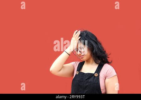 Jeune femme adolescente souffre de maux de tête de dépression et d'anxiété Banque D'Images