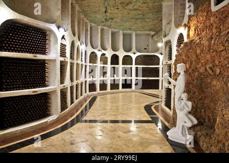 Bouteilles de vin stockées dans les anciennes galeries souterraines de calcaire de la cave de vinification Cricova à Cricova, Moldavie Banque D'Images