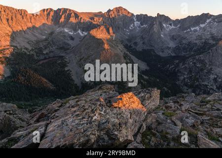Une vue aérienne du lac Pawnee et du lac Crater, depuis un sommet voisin. Banque D'Images
