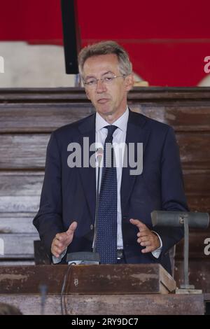 Actualités - Italie : In viaggio con la banca d italia, Ignazio Visco à Naples le maire de Naples Gaetano Manfredi assiste à un événement itinérant in viaggio con la banca d italia pour promouvoir la culture financière à Naples 29 septembre 2023 au maschio angioino Napoli Maschio angioino Italie Copyright: xAntonioxBalascox/xLiveMediax LPN 1070857 crédit : Imago/Alamy Live News Banque D'Images