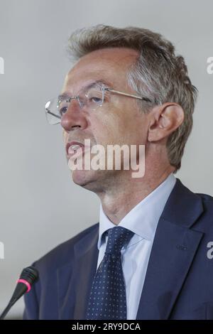 Actualités - Italie : In viaggio con la banca d italia, Ignazio Visco à Naples le maire de Naples Gaetano Manfredi assiste à un événement itinérant in viaggio con la banca d italia pour promouvoir la culture financière à Naples 29 septembre 2023 au maschio angioino Napoli Maschio angioino Italie Copyright: xAntonioxBalascox/xLiveMediax LPN 1070863 crédit : Imago/Alamy Live News Banque D'Images