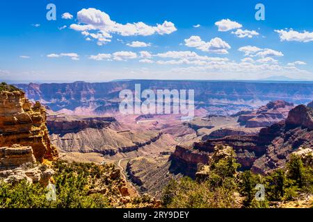 Unkar Creek coulant vers le fleuve Colorado vu depuis le Walhalla Overlook sur la rive nord du parc national du Grand Canyon, Arizona, États-Unis Banque D'Images
