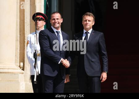 La Valette, Malte. 29 septembre 2023. Le Premier ministre maltais Robert Abela (2e R) serre la main du président français Emmanuel Macron à la Valette, Malte, le 29 septembre 2023. Les dirigeants de neuf pays du sud de l'Europe ont appelé l'Union européenne (UE) à finaliser un nouvel accord sur la migration et l'asile avant les élections au Parlement européen de l'année prochaine, et à intensifier les efforts pour empêcher les départs d'Afrique du Nord. Crédit : Jonathan Borg/Xinhua/Alamy Live News Banque D'Images