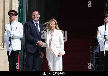 La Valette, Malte. 29 septembre 2023. Le Premier ministre maltais Robert Abela (2e L) serre la main du Premier ministre italien Giorgia Meloni à la Valette, Malte, le 29 septembre 2023. Les dirigeants de neuf pays du sud de l'Europe ont appelé l'Union européenne (UE) à finaliser un nouvel accord sur la migration et l'asile avant les élections au Parlement européen de l'année prochaine, et à intensifier les efforts pour empêcher les départs d'Afrique du Nord. Crédit : Jonathan Borg/Xinhua/Alamy Live News Banque D'Images