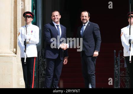 La Valette, Malte. 29 septembre 2023. Le Premier ministre maltais Robert Abela (2e L) serre la main du président chypriote Nikos Christodoulides à la Valette, Malte, le 29 septembre 2023. Les dirigeants de neuf pays du sud de l'Europe ont appelé l'Union européenne (UE) à finaliser un nouvel accord sur la migration et l'asile avant les élections au Parlement européen de l'année prochaine, et à intensifier les efforts pour empêcher les départs d'Afrique du Nord. Crédit : Jonathan Borg/Xinhua/Alamy Live News Banque D'Images
