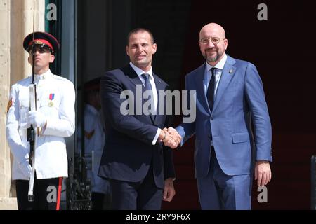 La Valette, Malte. 29 septembre 2023. Le Premier ministre maltais Robert Abela (2e R) serre la main du président du Conseil européen Charles Michel à la Valette, Malte, le 29 septembre 2023. Les dirigeants de neuf pays du sud de l'Europe ont appelé l'Union européenne (UE) à finaliser un nouvel accord sur la migration et l'asile avant les élections au Parlement européen de l'année prochaine, et à intensifier les efforts pour empêcher les départs d'Afrique du Nord. Crédit : Jonathan Borg/Xinhua/Alamy Live News Banque D'Images