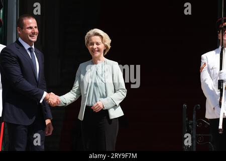 La Valette, Malte. 29 septembre 2023. Le Premier ministre maltais Robert Abela (à gauche) serre la main de la présidente de la Commission européenne Ursula von der Leyen à la Valette, Malte, le 29 septembre 2023. Les dirigeants de neuf pays du sud de l'Europe ont appelé l'Union européenne (UE) à finaliser un nouvel accord sur la migration et l'asile avant les élections au Parlement européen de l'année prochaine, et à intensifier les efforts pour empêcher les départs d'Afrique du Nord. Crédit : Jonathan Borg/Xinhua/Alamy Live News Banque D'Images
