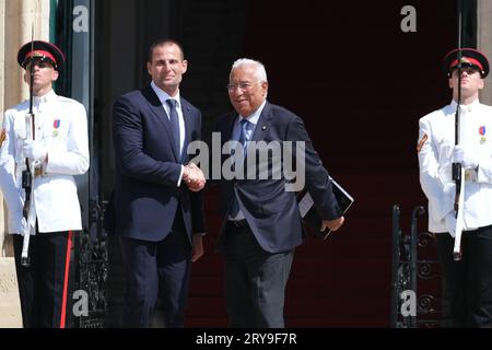 La Valette, Malte. 29 septembre 2023. Le Premier ministre maltais Robert Abela (2e L) serre la main du Premier ministre portugais Antonio Costa à la Valette, Malte, le 29 septembre 2023. Les dirigeants de neuf pays du sud de l'Europe ont appelé l'Union européenne (UE) à finaliser un nouvel accord sur la migration et l'asile avant les élections au Parlement européen de l'année prochaine, et à intensifier les efforts pour empêcher les départs d'Afrique du Nord. Crédit : Jonathan Borg/Xinhua/Alamy Live News Banque D'Images