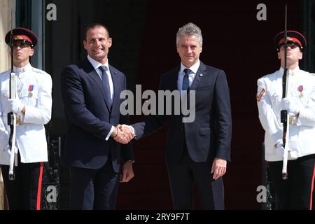 La Valette, Malte. 29 septembre 2023. Le Premier ministre maltais Robert Abela (2e L) serre la main du Premier ministre slovène Robert Golob à la Valette, Malte, le 29 septembre 2023. Les dirigeants de neuf pays du sud de l'Europe ont appelé l'Union européenne (UE) à finaliser un nouvel accord sur la migration et l'asile avant les élections au Parlement européen de l'année prochaine, et à intensifier les efforts pour empêcher les départs d'Afrique du Nord. Crédit : Jonathan Borg/Xinhua/Alamy Live News Banque D'Images