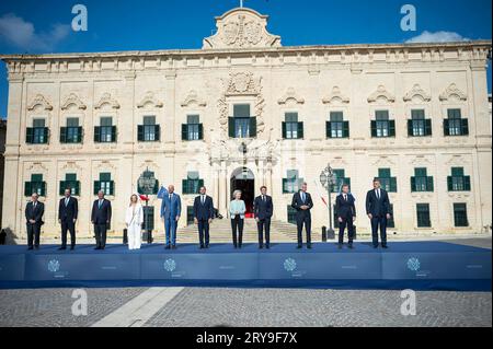 La Valette, Malte. 29 septembre 2023. Les dirigeants participant au Sommet Med9 posent pour une photo de groupe à la Valette, Malte, le 29 septembre 2023. Les dirigeants de neuf pays du sud de l'Europe ont appelé l'Union européenne (UE) à finaliser un nouvel accord sur la migration et l'asile avant les élections au Parlement européen de l'année prochaine, et à intensifier les efforts pour empêcher les départs d'Afrique du Nord. Crédit : Jonathan Borg/Xinhua/Alamy Live News Banque D'Images