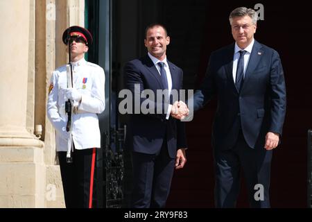 La Valette, Malte. 29 septembre 2023. Le Premier ministre maltais Robert Abela (C) serre la main du Premier ministre croate Andrej Plenkovic à la Valette, Malte, le 29 septembre 2023. Les dirigeants de neuf pays du sud de l'Europe ont appelé l'Union européenne (UE) à finaliser un nouvel accord sur la migration et l'asile avant les élections au Parlement européen de l'année prochaine, et à intensifier les efforts pour empêcher les départs d'Afrique du Nord. Crédit : Jonathan Borg/Xinhua/Alamy Live News Banque D'Images