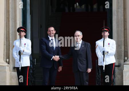 La Valette, Malte. 29 septembre 2023. Le Premier ministre maltais Robert Abela (2e L) serre la main du secrétaire d’État espagnol à l’Union européenne Pascual Ignacio Navarro Rios à la Valette, Malte, le 29 septembre 2023. Les dirigeants de neuf pays du sud de l'Europe ont appelé l'Union européenne (UE) à finaliser un nouvel accord sur la migration et l'asile avant les élections au Parlement européen de l'année prochaine, et à intensifier les efforts pour empêcher les départs d'Afrique du Nord. Crédit : Jonathan Borg/Xinhua/Alamy Live News Banque D'Images