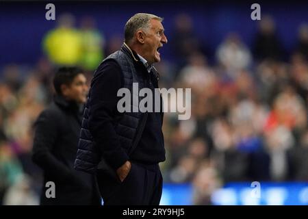 Sheffield, Royaume-Uni. 29 septembre 2023. Tony Mowbray, Manager de Sunderland, donne des instructions lors du Sheffield Wednesday FC vs Sunderland AFC SKY BET EFL Championship Match au Hillsborough Stadium, Sheffield, Royaume-Uni, le 29 septembre 2023 Credit : Every second Media/Alamy Live News Banque D'Images