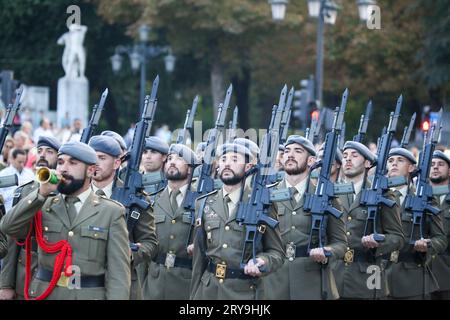 Oviedo, Espagne. 29 septembre 2023. La section des honneurs du Prince Regiment Nº3 en parade lors du lever du drapeau à Oviedo. (Photo Alberto Brevers/Pacific Press) crédit : Pacific Press Media production Corp./Alamy Live News Banque D'Images