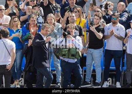 Buenos Aires, Argentine, 29 septembre 2023. La Confédération générale du travail (CGT, dans son acronyme espagnol) a organisé une marche à la Plaza de los dos Congresos, en soutien à l'actuel ministre de l'économie et candidat à la présidence Sergio Massa, et les lois fondamentales sur le changement des gains, l'achat sans TVA et l'emploi mi Pyme. Les mouvements sociaux pro-gouvernementaux y ont également participé. (Crédit : Esteban Osorio/Alamy Live News) Banque D'Images