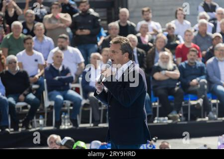 Buenos Aires, Argentine, 29 septembre 2023. La Confédération générale du travail (CGT, dans son acronyme espagnol) a organisé une marche à la Plaza de los dos Congresos, en soutien à l'actuel ministre de l'économie et candidat à la présidence Sergio Massa, et les lois fondamentales sur le changement des gains, l'achat sans TVA et l'emploi mi Pyme. Les mouvements sociaux pro-gouvernementaux y ont également participé. (Crédit : Esteban Osorio/Alamy Live News) Banque D'Images