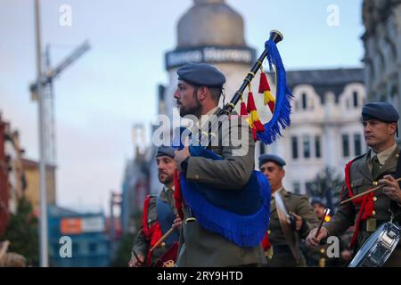 Oviedo, Espagne. 29 septembre 2023. Un membre de la bande de guerre du régiment Príncipe Nº3 avec les cornemuses lors du lever du drapeau à Oviedo. (Photo Alberto Brevers/Pacific Press) crédit : Pacific Press Media production Corp./Alamy Live News Banque D'Images