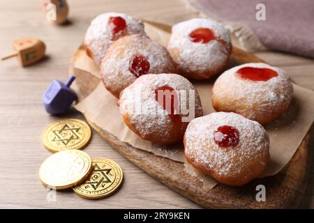 Hanukkah beignets, dreidels et pièces de monnaie sur la table en bois Banque D'Images