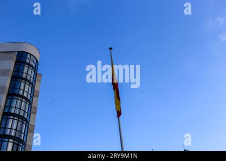 Oviedo, Asturies, Espagne. 29 septembre 2023. Oviedo, Espagne, 29 septembre 2023 : le drapeau de l'Espagne est hissé lors de la levée du drapeau d'Oviedo, le 29 septembre 2023, à Oviedo, Espagne. (Image de crédit : © Alberto Brevers/Pacific Press via ZUMA Press Wire) USAGE ÉDITORIAL SEULEMENT! Non destiné à UN USAGE commercial ! Banque D'Images