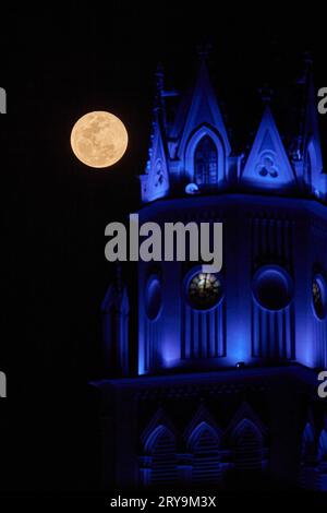 Franca, Brésil. 29 septembre 2023. La pleine lune est vue à côté de la tour de la cathédrale notre-Dame de l'Immaculée conception à Franca, Sao Paulo, Brésil, le 29 septembre 2023. (Photo Igor do Vale/Sipa USA) crédit : SIPA USA/Alamy Live News Banque D'Images