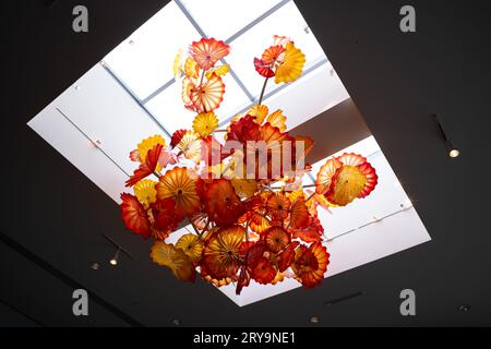 Sculpture en verre soufflé lustre perse, 2009, par Dale Chihuly, à l'Institut des Arts Flint Banque D'Images