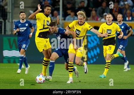 Sinsheim, Allemagne. 29 septembre 2023. Anton Stach (C) du TSG 1899 Hoffenheim fait une percée lors du match de 6e tour de la première division de Bundesliga entre le Borussia Dortmund et le TSG 1899 Hoffenheim à Sinsheim, Allemagne, le 29 septembre 2023. Crédit : Joachim Bywaletz/Xinhua/Alamy Live News Banque D'Images