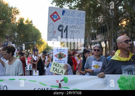 Madrid, Espagne. 29 septembre 2023. Un groupe de manifestants brandissent des pancartes pendant la manifestation. Depuis encore une semaine, les habitants du quartier madrilène d’Arganzuela manifestent dans les rues du centre de Madrid pour protester contre la mairie pour avoir coupé des arbres en raison des travaux d’agrandissement de la ligne 11 du métro de Madrid. Crédit : SOPA Images Limited/Alamy Live News Banque D'Images