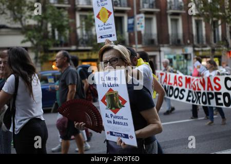 Madrid, Espagne. 29 septembre 2023. Un manifestant tient une pancarte pendant la manifestation. Depuis encore une semaine, les habitants du quartier madrilène d’Arganzuela manifestent dans les rues du centre de Madrid pour protester contre la mairie pour avoir coupé des arbres en raison des travaux d’agrandissement de la ligne 11 du métro de Madrid. Crédit : SOPA Images Limited/Alamy Live News Banque D'Images