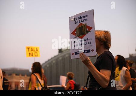 Madrid, Espagne. 29 septembre 2023. Un groupe de manifestants brandissent des pancartes pendant la manifestation. Depuis encore une semaine, les habitants du quartier madrilène d’Arganzuela manifestent dans les rues du centre de Madrid pour protester contre la mairie pour avoir coupé des arbres en raison des travaux d’agrandissement de la ligne 11 du métro de Madrid. Crédit : SOPA Images Limited/Alamy Live News Banque D'Images