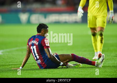 Barcelone, Espagne. 29 septembre 2023. Raphinha du FC Barcelone se blesse lors d'un match de football de la Liga entre le FC Barcelone et le Sevilla FC à Barcelone, Espagne, le 29 septembre 2023. Crédit : Joan Gosa/Xinhua/Alamy Live News Banque D'Images