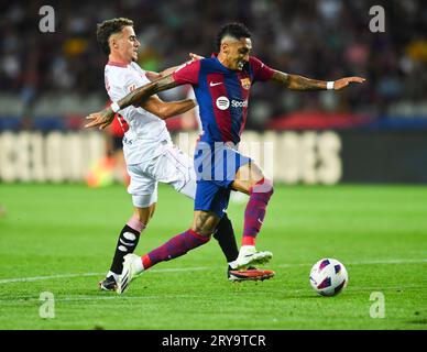 Barcelone, Espagne. 29 septembre 2023. Raphinha (R) du FC Barcelone fait une percée lors d'un match de football de la Liga entre le FC Barcelone et le Sevilla FC à Barcelone, Espagne, le 29 septembre 2023. Crédit : Joan Gosa/Xinhua/Alamy Live News Banque D'Images