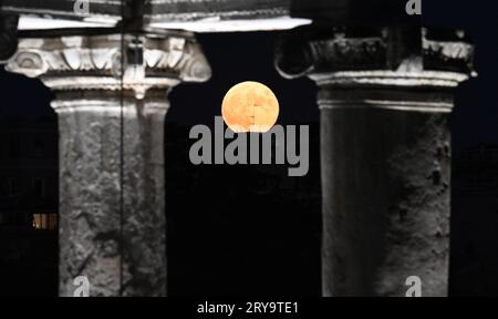 Rome. 29 septembre 2023. Cette photo prise le 29 septembre 2023 montre une pleine lune se levant au-dessus de la ville de Rome, en Italie. Crédit : Alberto Lingria/Xinhua/Alamy Live News Banque D'Images