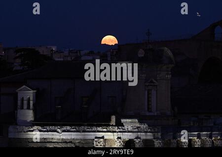 Rome. 29 septembre 2023. Cette photo prise le 29 septembre 2023 montre une pleine lune se levant au-dessus de la ville de Rome, en Italie. Crédit : Alberto Lingria/Xinhua/Alamy Live News Banque D'Images