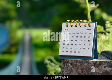 Calendrier d'octobre 2024 avec fond flou vert de pont suspendu. Banque D'Images