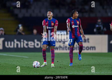 Barcelone, ESP. 29 septembre 2023. FC BARCELONE vs SEVILLA FC 29 septembre 2023 Raphina (11) du FC Barcelone (à gauche) et Jules Kounde (23) du FC Barcelone lors du match entre le FC Barcelone et le Sevilla FC correspondant à la huitième journée de la Liga EA Sports à l'Olimpic Stadium Lluis Companys de Montjuïc à Barcelone, Espagne. Crédit : Rosdemora/Alamy Live News Banque D'Images