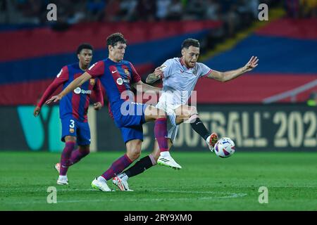 Barcelone, ESP. 29 septembre 2023. FC BARCELONE vs SEVILLA FC septembre 29, 2023 Andreas Christensen (15) du FC Barcelone (à gauche) affronte L. Ocampos (5) du Sevilla FC lors du match entre le FC Barcelone et le Sevilla FC correspondant à la huitième journée de la Liga EA Sports à l'Olimpic Stadium Lluis Companys de Montjuïc à Barcelone, Espagne. Crédit : Rosdemora/Alamy Live News Banque D'Images