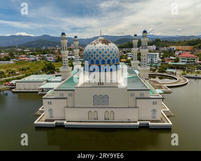 Vue aérienne de la mosquée Bandaraya Kota Kinabalu à Likas Kota Kinabalu, Sabah, Bornéo. Banque D'Images