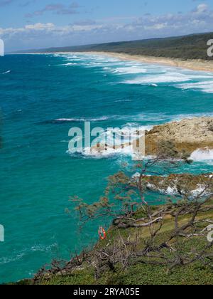 Vue de main Beach une plage de surf sur Stradbroke Island Queensland Australie, prise de la gorge Walk à point Lookout. Montrant une partie de la gorge. Banque D'Images