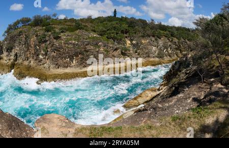 Vue de main Beach une plage de surf sur Stradbroke Island Queensland Australie, prise de la gorge Walk à point Lookout. Montrant une partie de la gorge. Banque D'Images