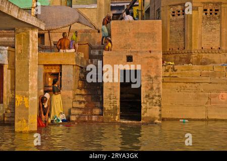 Vie quotidienne sur les Ghats et les berges du Gange, Varanasi Banque D'Images
