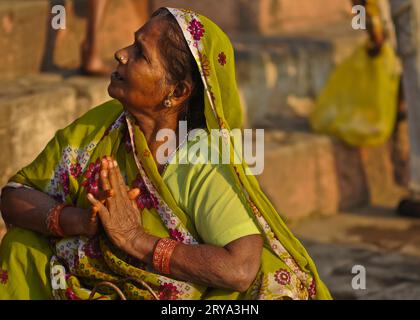 Vie quotidienne sur les Ghats et les berges du Gange, Varanasi Banque D'Images