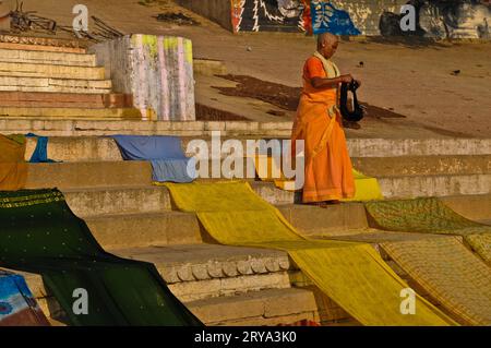 Vie quotidienne sur les Ghats et les berges du Gange, Varanasi Banque D'Images