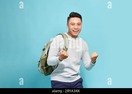 Homme gagnant. Le gars heureux montre le geste 'Oui'. Concept de chance succès victoire triomphe Banque D'Images