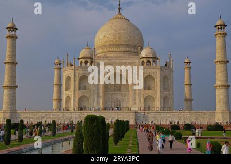 La beauté éthérée du Taj Mahal pendant la mi-journée, Agra Banque D'Images