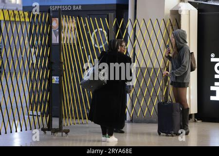 Londres, Royaume-Uni. 30 septembre 2023. La gare Victoria de Londres est fermée au public lors d'une journée de grève ferroviaire. Les membres de l'ASLEF de 19 compagnies ferroviaires sont en grève dans un différend sur les salaires, les emplois et les conditions de travail. Crédit photo : Ben Cawthra/Sipa USA crédit : SIPA USA/Alamy Live News Banque D'Images