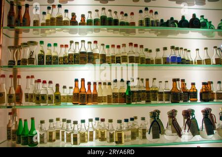 A Bassano del Grappa - Italie - le 2018 octobre - exposition de bouteilles de liqueur dans une ancienne distillerie Banque D'Images