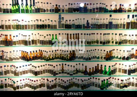 A Bassano del Grappa - Italie - le 2018 octobre - exposition de bouteilles de liqueur dans une ancienne distillerie Banque D'Images