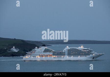 Roches point, Cork, Irlande. 29 septembre 2023. Le navire de croisière Seabourn Ovation passe devant le phare de roches point à Cork alors qu'il part en fin de soirée pour un voyage à Bordeaux, en France. - Crédit : David Creedon / Alamy Live News Banque D'Images